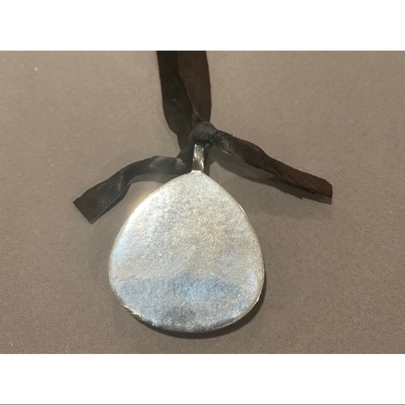 Kenneth Cole necklace. - Picture 2 of 6